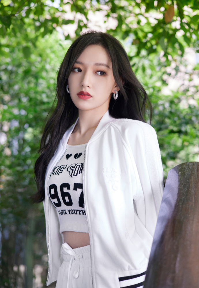 程潇穿白色套装清秀养眼  红唇黑发眼神撩人