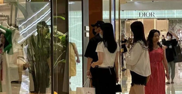 潘玮柏忙工作不忘陪老婆，带宣云买衣服还贴心帮拎东西，两人好甜