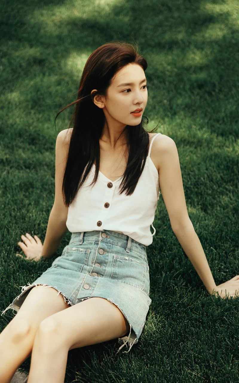 章若楠户外元气写真图片手机壁纸