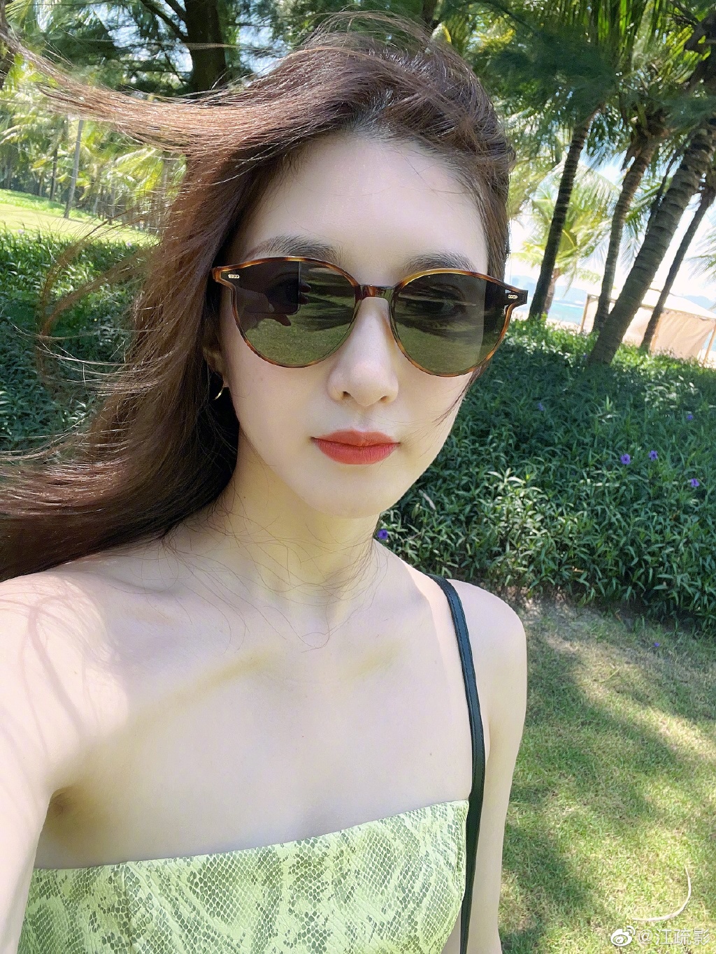 江疏影晒夏日海边随拍 肤白貌美长腿惹人羡