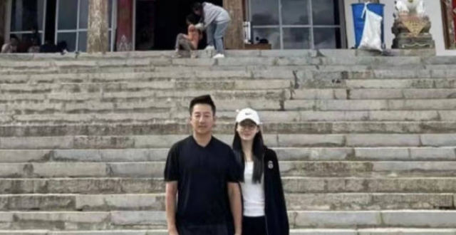 汪小菲朋友圈官宣恋情！与张颖颖穿情侣装十指紧扣，女方满脸得意