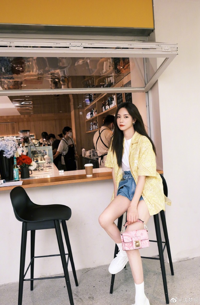 沈梦辰晒生活随拍 穿短裤美腿纤细修长