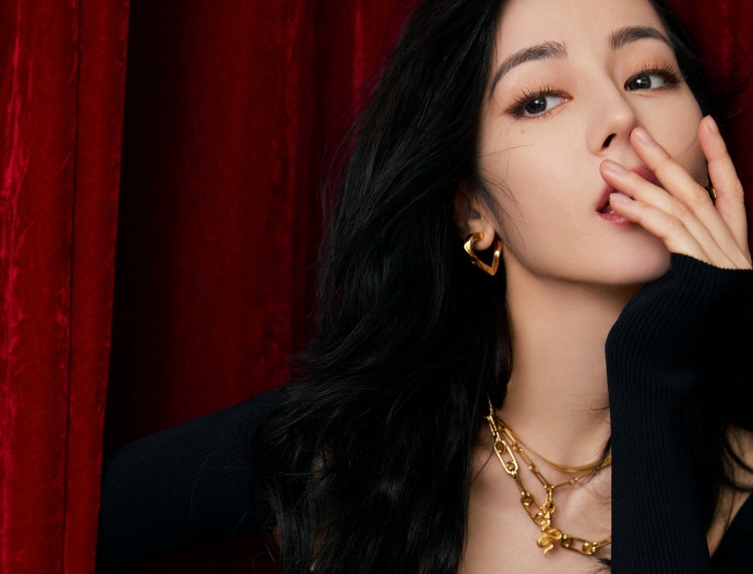 迪丽热巴黑色高开叉流苏裙写真