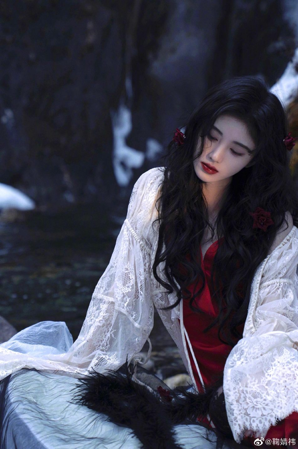 鞠婧祎发丝凌乱身姿摇曳雪地写真