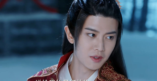 《恰似故人归》长意变成冰雕，天君以菩提果救他，帮他重塑鱼尾巴