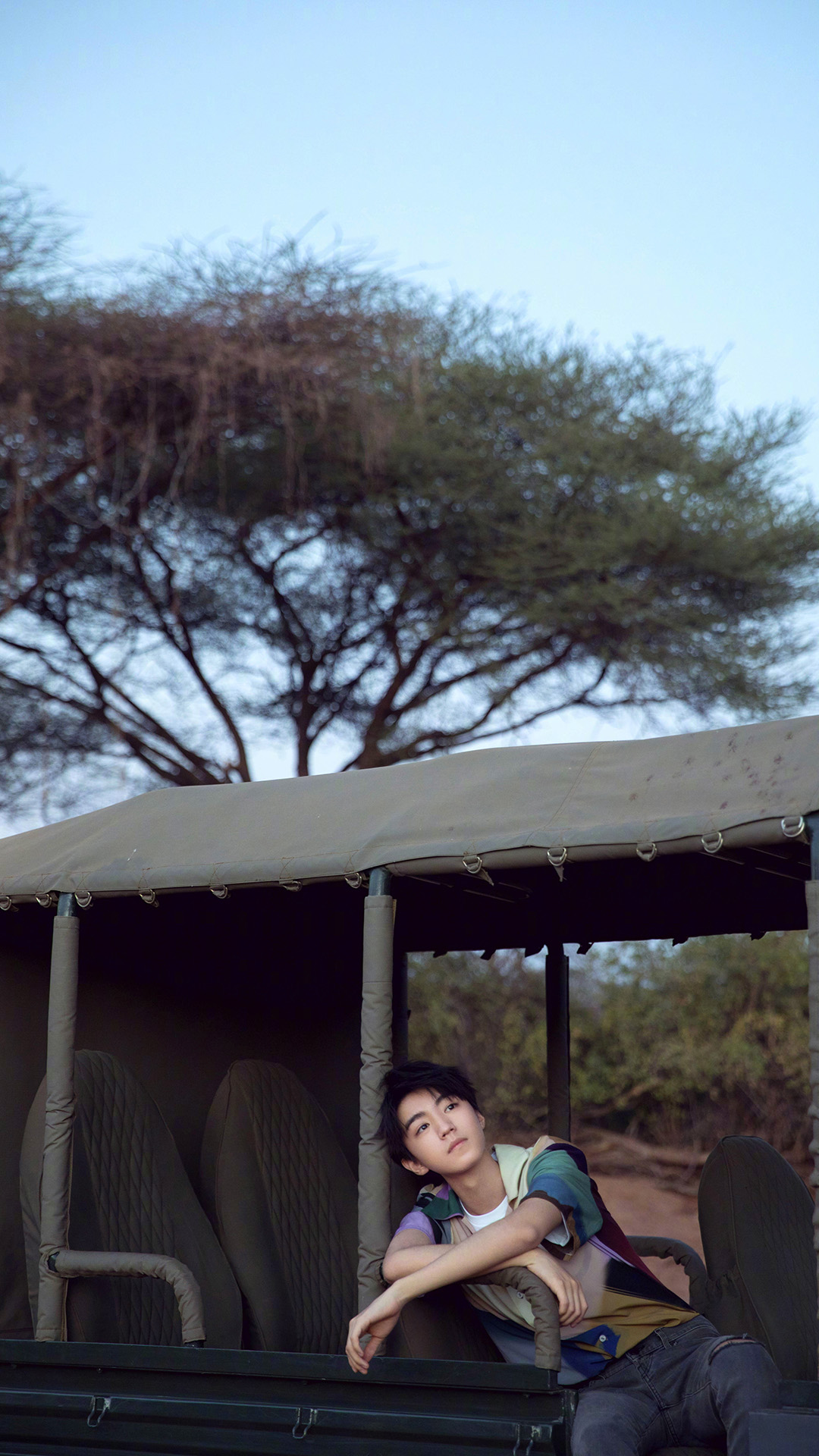 王俊凯户外温暖有爱写真图片手机壁纸