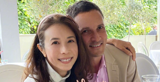 莫文蔚庆52岁生日！与外国老公搂肩相拥太甜蜜，手上大钻戒吸睛