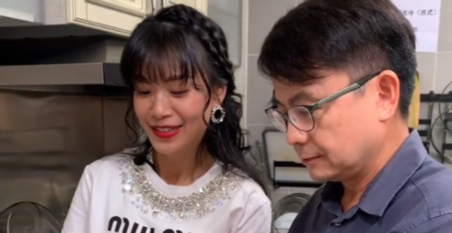 黄一山现身豪宅吃佛跳墙，大口吃鲍鱼海参太满足，已定居内地19年