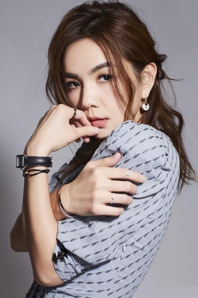 辣妈Ella深V长裙性感写真高清手机壁纸