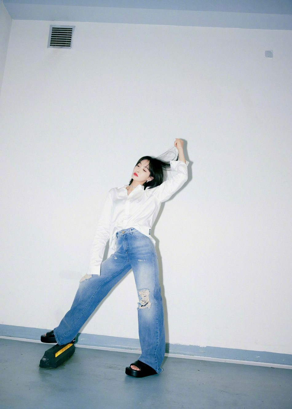 宋茜白色衬衫搭配破洞牛仔裤写真