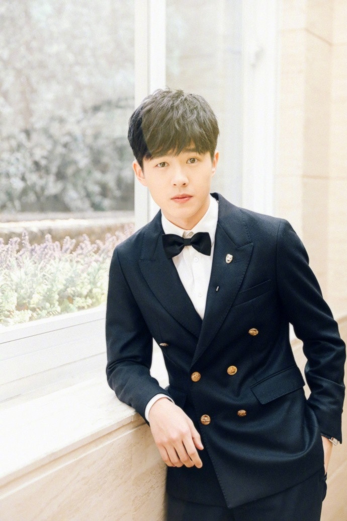 内地男明星小鲜肉帅哥刘昊然拉风军装大衣搭配